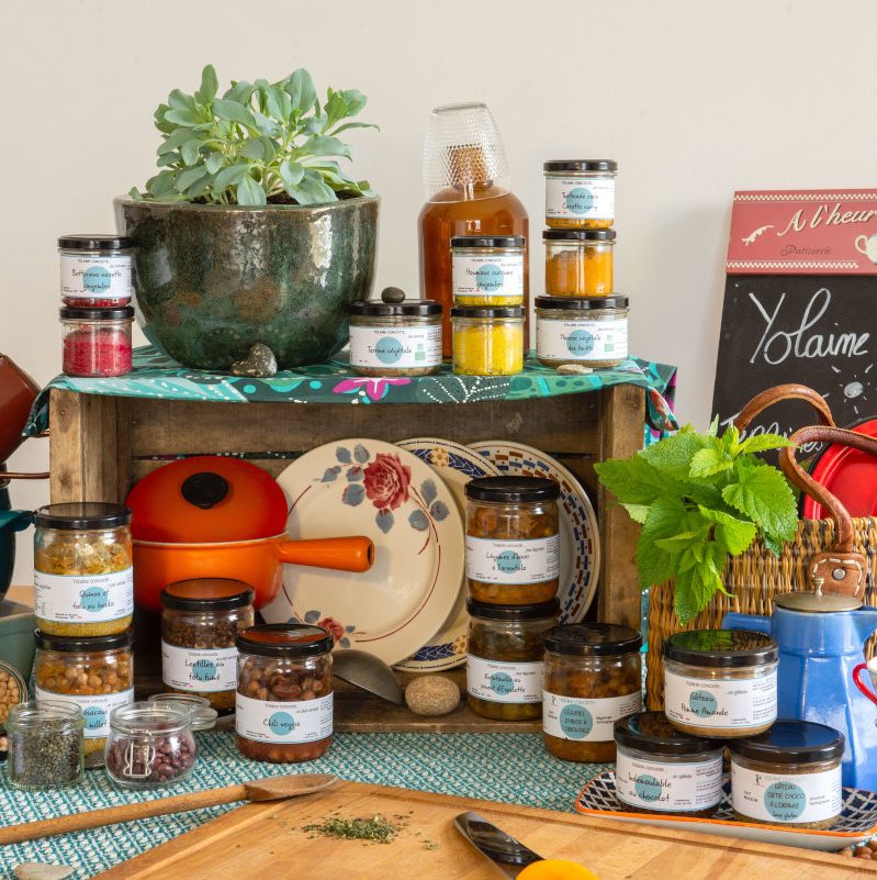 Découvrez la gamme complètes des bocaux de Yolaine concocte : Terrines, tartinades, légumes mijotés, plats complets, gâteaux,…